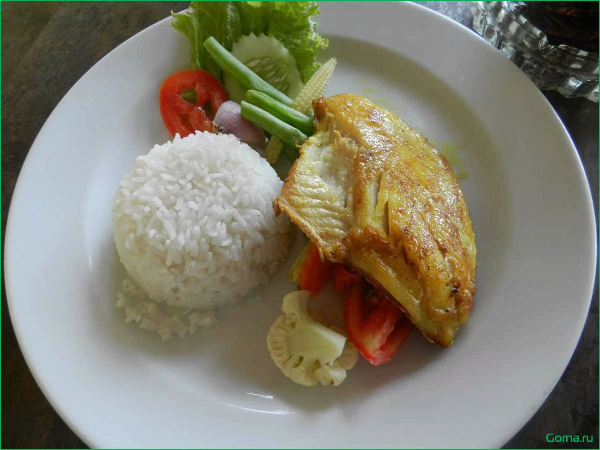 (блюдо, рисом, рыбой, овощами) Блюдо с рисом, рыбой и овощами
